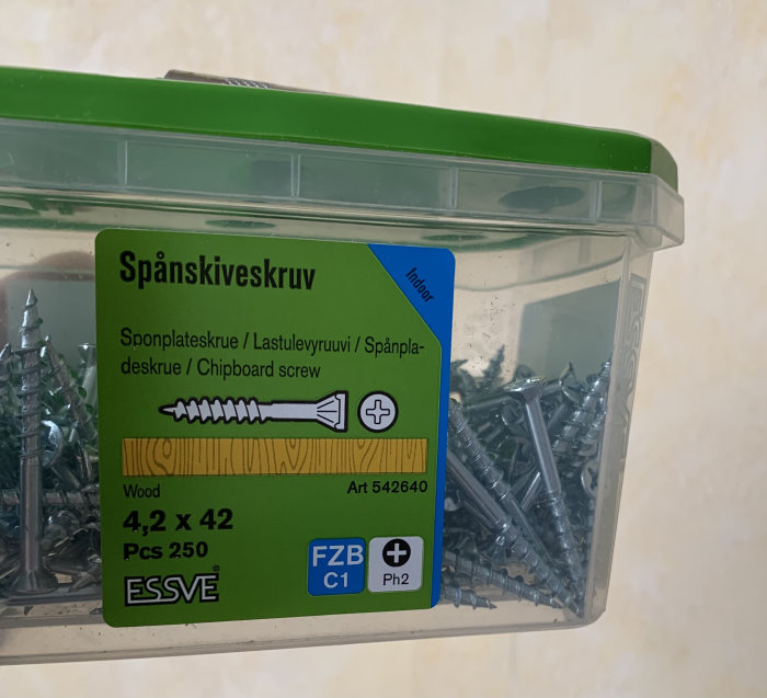 Transparent förpackning med spånskiveskruvar 4,2 x 42 mm från ESSE.