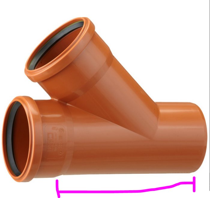 Orange avloppsrörsgren med inlagd markering som visar rekommenderad kapningslängd.