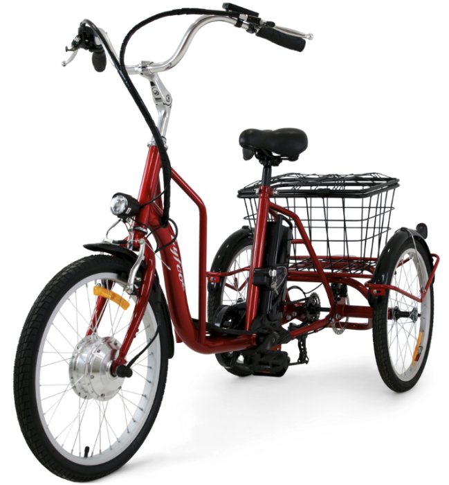 Trekantig röd eldriven trehjuling med korg på baksidan, parkerad på en vit bakgrund.