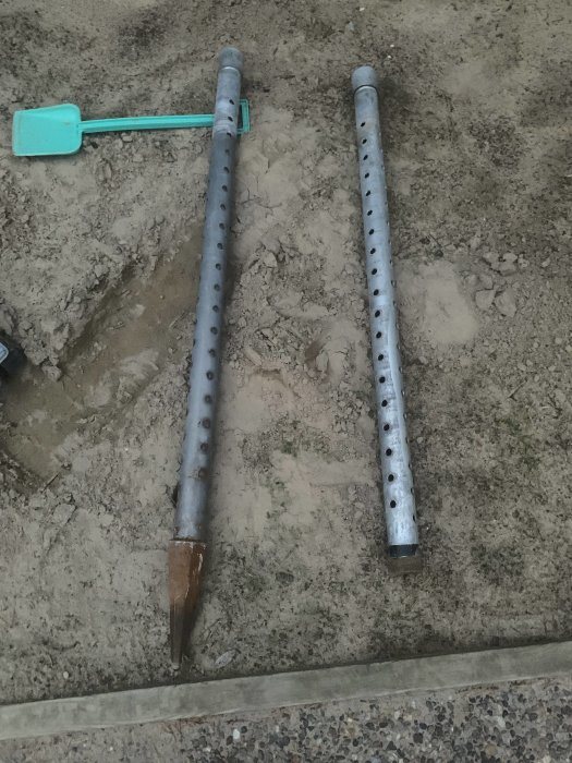 Två silspetsar på marken, en med spets och en utan, efter test av rensning.