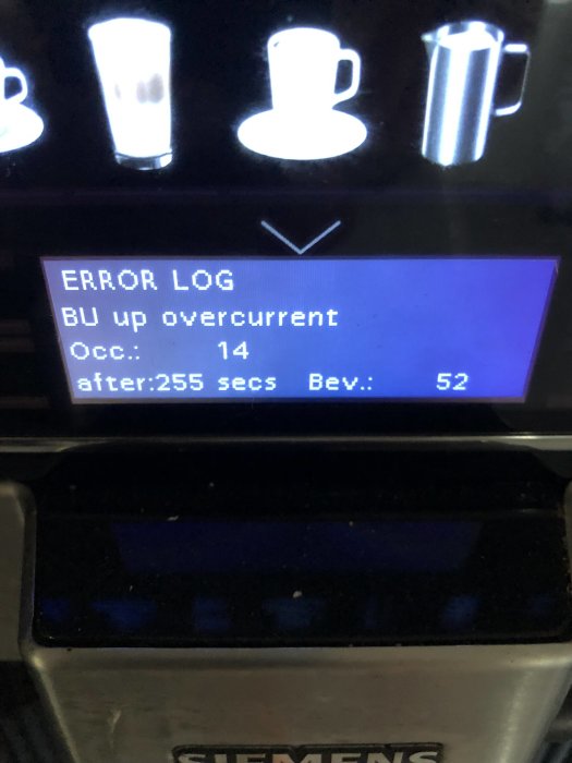 Siemens kaffemaskin display visar "ERROR LOG BU up overcurrent" och meny med dryckesikoner.