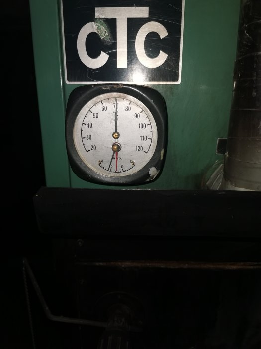 Manometer på en CTC-oljepanna visar trycket som är nära 1 bar; fråga om detta är tillräckligt.