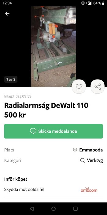 Radialarmsåg DeWalt 110 mot grön bakgrund, placerad på ett grått underlag, med synlig skitighet och slitage.