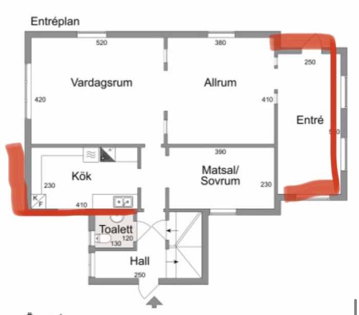 Ritning av husets entréplan med områden med torpagrund inringade i rött.