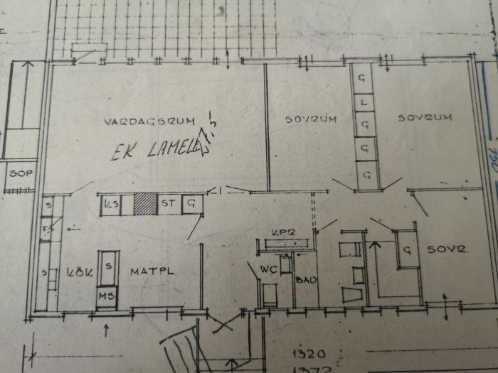 Arkitektritning av ett hus, en vägg mellan vardagsrum och kök markerad med orange för planerad öppning.