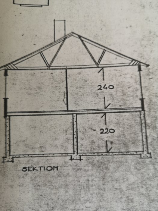 Sektionsritning av hus med måttmarkeringar 240 och 220, potentiellt bärande vägg markerad.