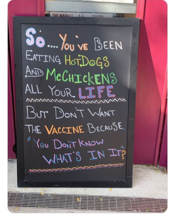 Tavla med text som jämför att äta hotdogs och McChickens med att vara emot vaccin p.g.a. okända innehåll.