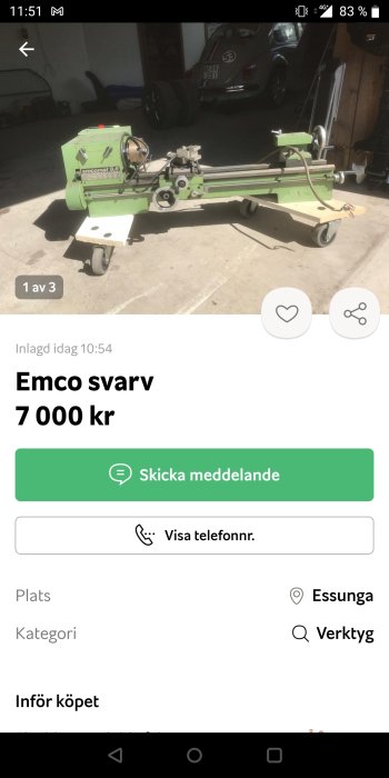 Grön Emco svarvmodell står i ett garage med en Volkswagen bubbla i bakgrunden.