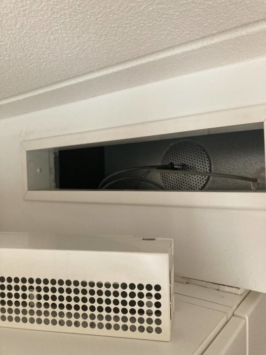 Ventilationsutblås och rör i taket ovanför framtida köksplacering.