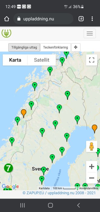 Karta över Sverige med ikoner som markerar placering av Tesla-laddstationer.