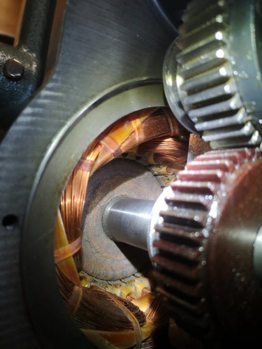 Närbild på klaringsgap mellan stator och rotor i maskineringsutrustning.