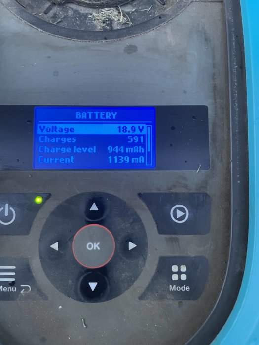 LCD-display på en Sileno smart 1000 robotgräsklippare som visar batteristatus och laddningsvärden.