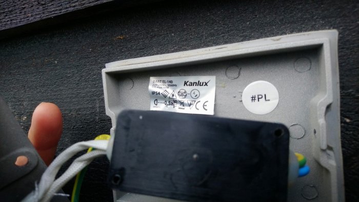 Typskylt på elektrokomponent med texten 'BART EL-140 Kanlux' och tekniska symboler, placerad på grå metall.