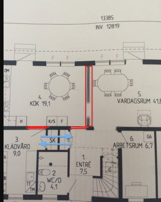 Ritning över planlösning med markerade förändringar för att öppna upp mellan kök och vardagsrum.