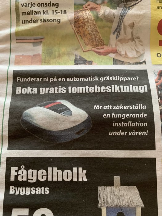 Annons med automatisk gräsklippare och texterbjudande om gratis tomtebesiktning, överlagd på bild av en biproduktion.
