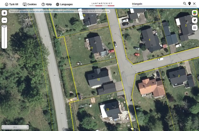 Satellitbild över ett bostadsområde som visar fastigheter och trädgårdar med tydliga fastighetsgränser.