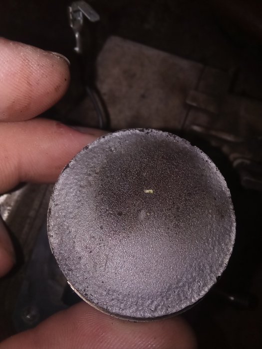 Närbild på en nedslipad kolvdelen av en Stihl 480k med synliga skador.