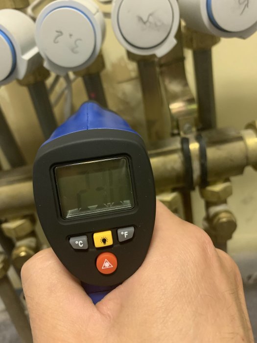 IR-termometer som mäter temperatur på värmeslingor i ett uppvärmningssystem.