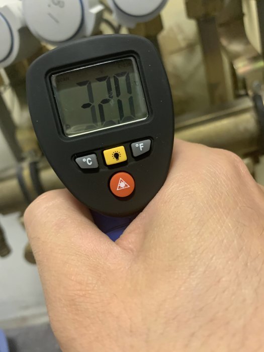 IR-termometer visar 71.7°F, används för att mäta värme i uppvärmningssystem.