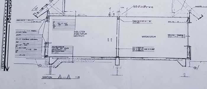 Svårtydd konstruktionsritning av en bottenplatta för ett 1,5-planshus från 70-talet.