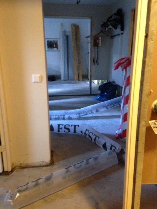 Lekkasje-renovering: Plastrør på gulvet i en leilighet under uthulen eller reparasjoner etter vannskade.