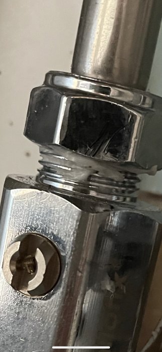 Närbild på ett rör och koppling med misstänkt medelrester på gängorna.