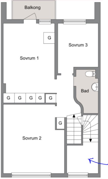 Planritning över en våningsdel med sovrum, badrum, trappa och balkong markerad.