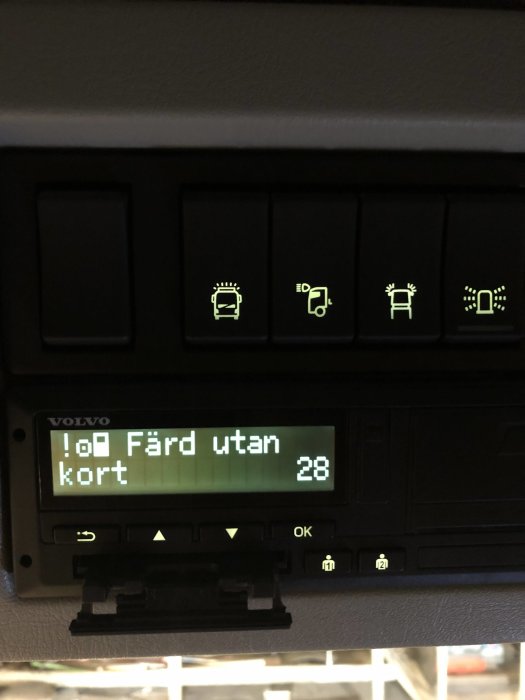 Bilens instrumentpanel med varningsikoner och en display som visar meddelandet "Färd utan kort 28".