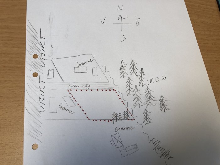 Skiss av en tomt med markerad plats för en enplansvilla, träd och angränsande grannar.