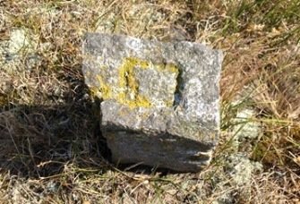 Sten med gult märke i mitten som kan symbolisera positionering.