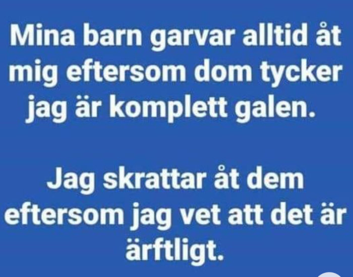 Text på blå bakgrund: "Mina barn garvar alltid åt mig eftersom de tycker jag är komplett galen. Jag skrattar åt dem eftersom jag vet att det är ärftligt.