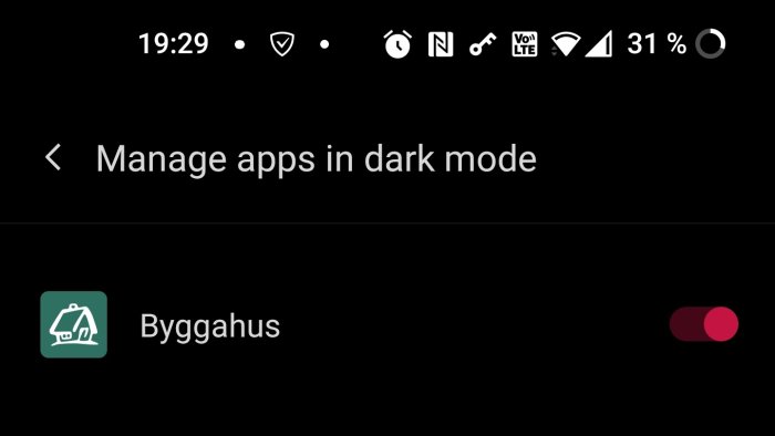 Skärmdump av Android-inställningen för mörkt läge med Bygghus-appen markerad.