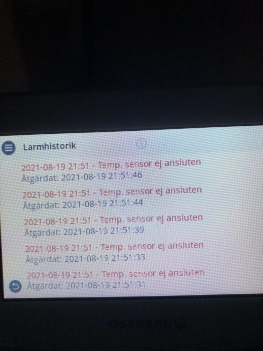 Skärm med larmhistorikvisning som upprepat visar "Temp. sensor ej ansluten" tillsammans med tidsstämplar.