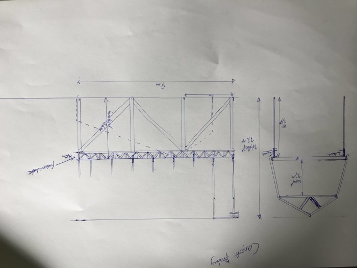 Handritad skiss över en carport med mansardtak och dimensioner för fackverksbalk.