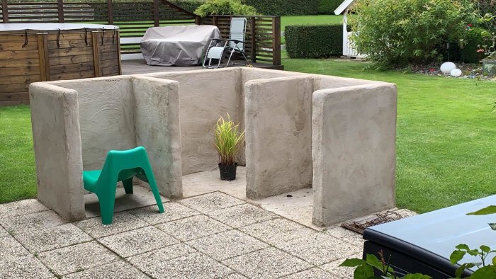 Oputsad betongram i en trädgård, med synliga ojämnheter, där betongskiva ska läggas på plats.