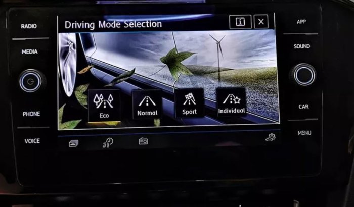Bilens pekskärm visar Driving Mode Selection med val eco, normal, sport, individual och vindkraftsbild.