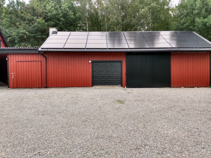 Röd byggnad med två portar före och efter renovering, grusplan, solpaneler på taket.