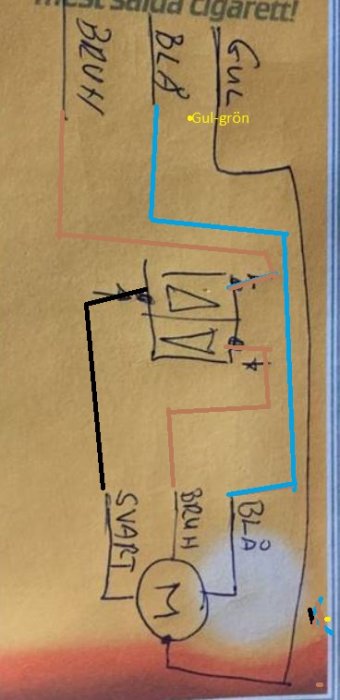 Handritad skiss av elektrisk kopplingschema för motor med beteckningar och färgkodade ledningar.