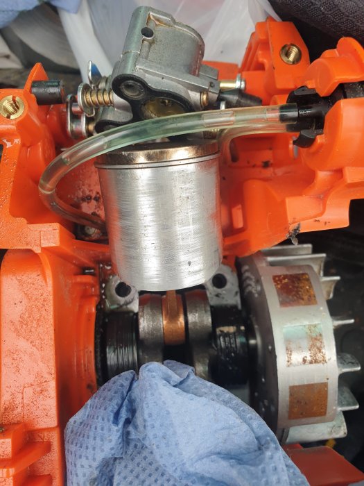 Närbild av en cylinder i ett motorblock med fokus på dess komponenter och montering.