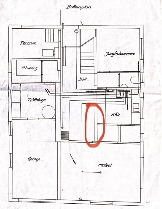 Ritning över bottenvåning i hus med markerad vägg mellan hall och kök som diskuteras för eventuell rivning.