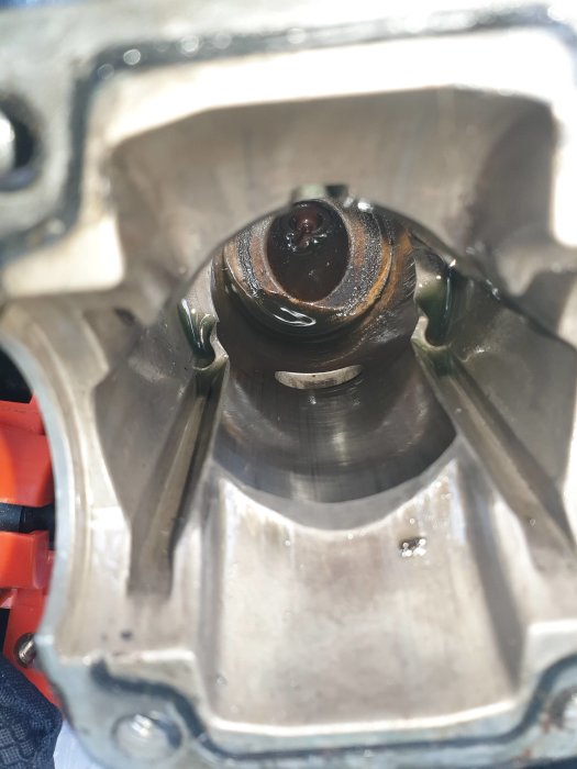 Närbild på insidan av en cylinder med synliga slitagespår.