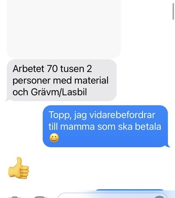 Skärmdump av textkonversation om byggprojektkostnader och vidarebefordran av information.