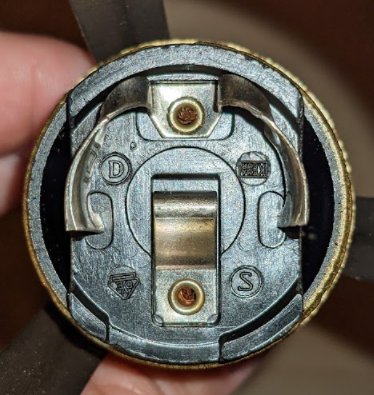 Närbild på en ojordad DCL lampropp kopplad till äldre lampsockel.