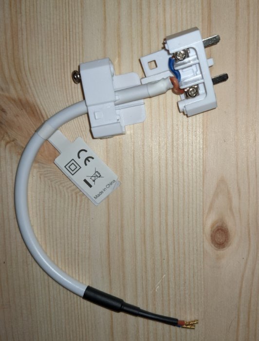 Ojordad lamparmatur med lösa sladdar och DCL-lampropp ovanför träyta.