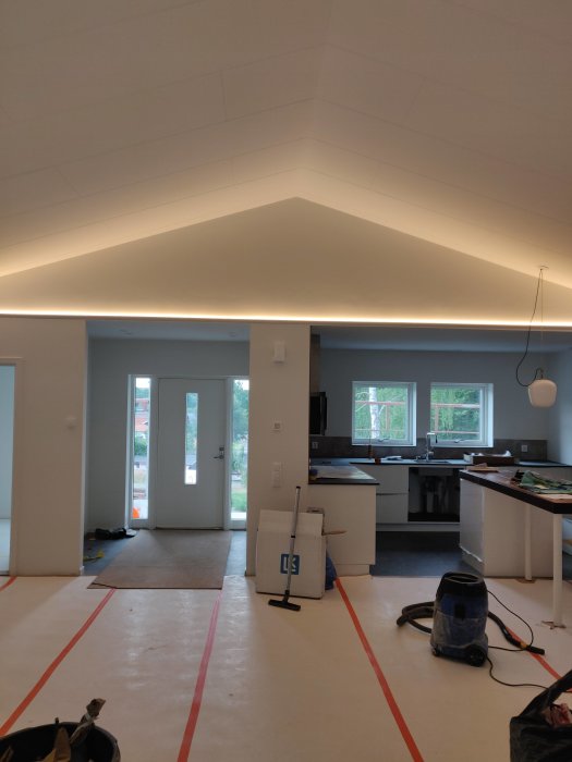 Oinredd inomhusmiljö med dimbar LED-list monterad längs takets kant, som skapar indirekt belysning över rummet.