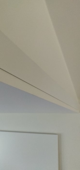 V-formad list med lock för att dölja LED-lampor i taket.