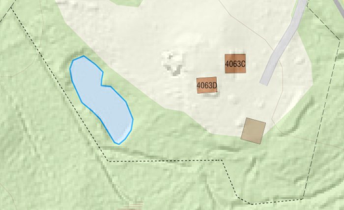 Digitalt kartutdrag som visar markerade gränser och terräng med en blåmarkerad grøft som inte följer den stiplade gränsen.