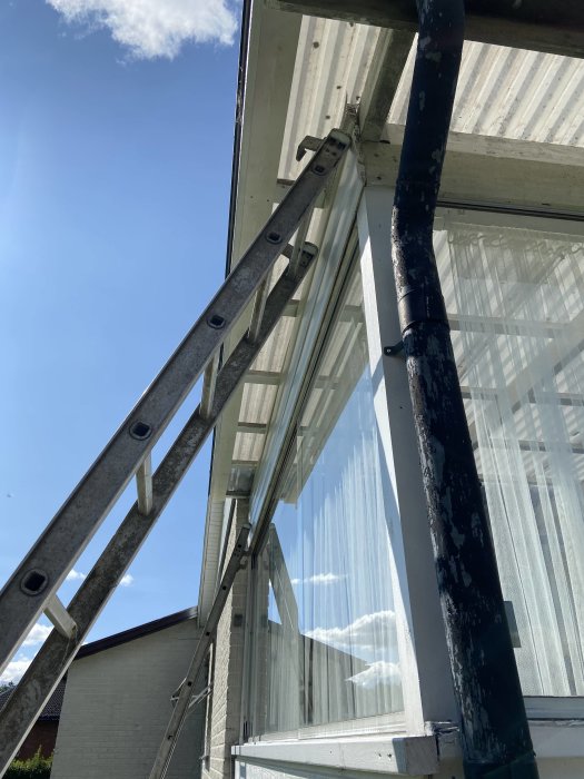 Stegar lutade mot hus med altantakfot där spotlights ska installeras, klart dagljus.