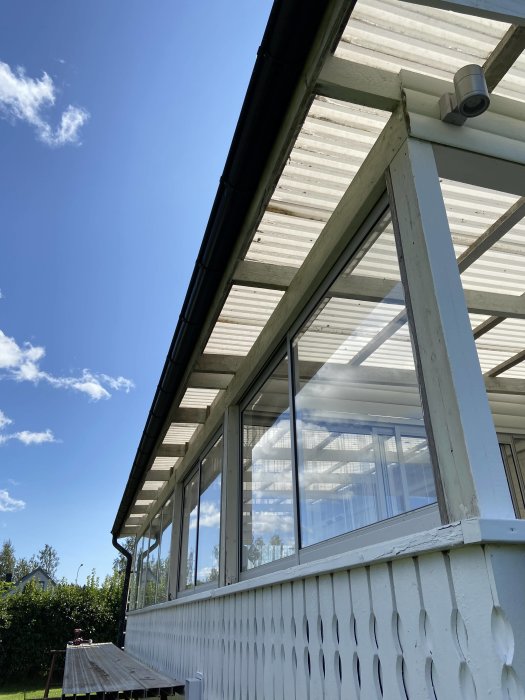 Altanens takfot med tydlig plats för framtida installation av spotlights.