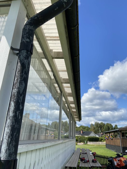 Takfoten på ett hus med altan där spotlights planeras att installeras för att öka belysningen utomhus.